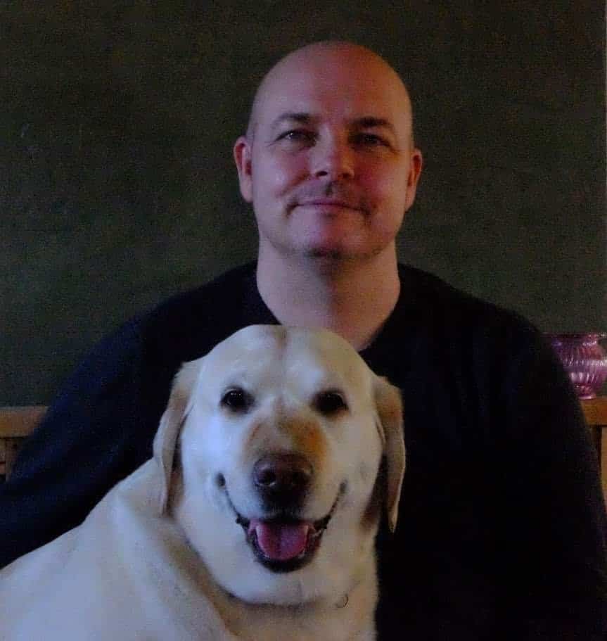 Isak sidder med sød hund Isak sidder med sød hund